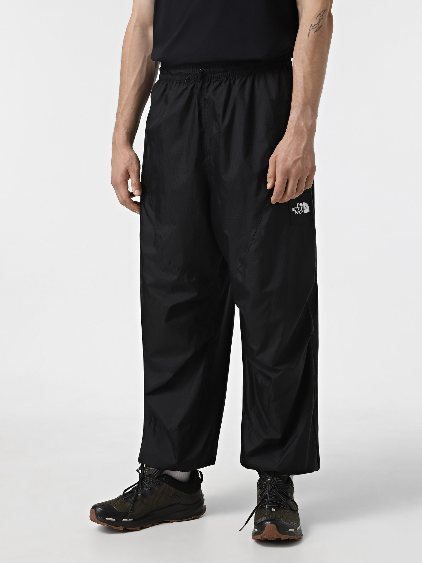 Джоггеры The North Face x Yinka Ilori Windshell модель NF0A89GPJK31 Джоггеры The North Face x Yinka Ilori Windshell модель NF0A89GPJK31 Фото