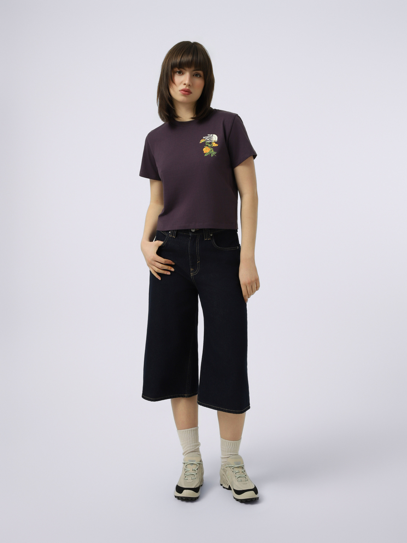Футболки і поло The North Face W FLORA EMBRO REGULAR SHORT SL модель NF0A8G9QG5O1 Фото