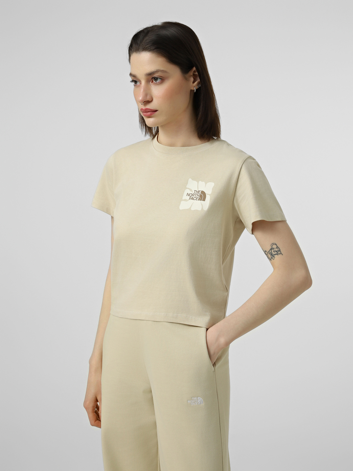 Футболки і поло The North Face W SUN REGULAR SHORT SLEEVE CUT модель NF0A8GQSDOM1 Фото