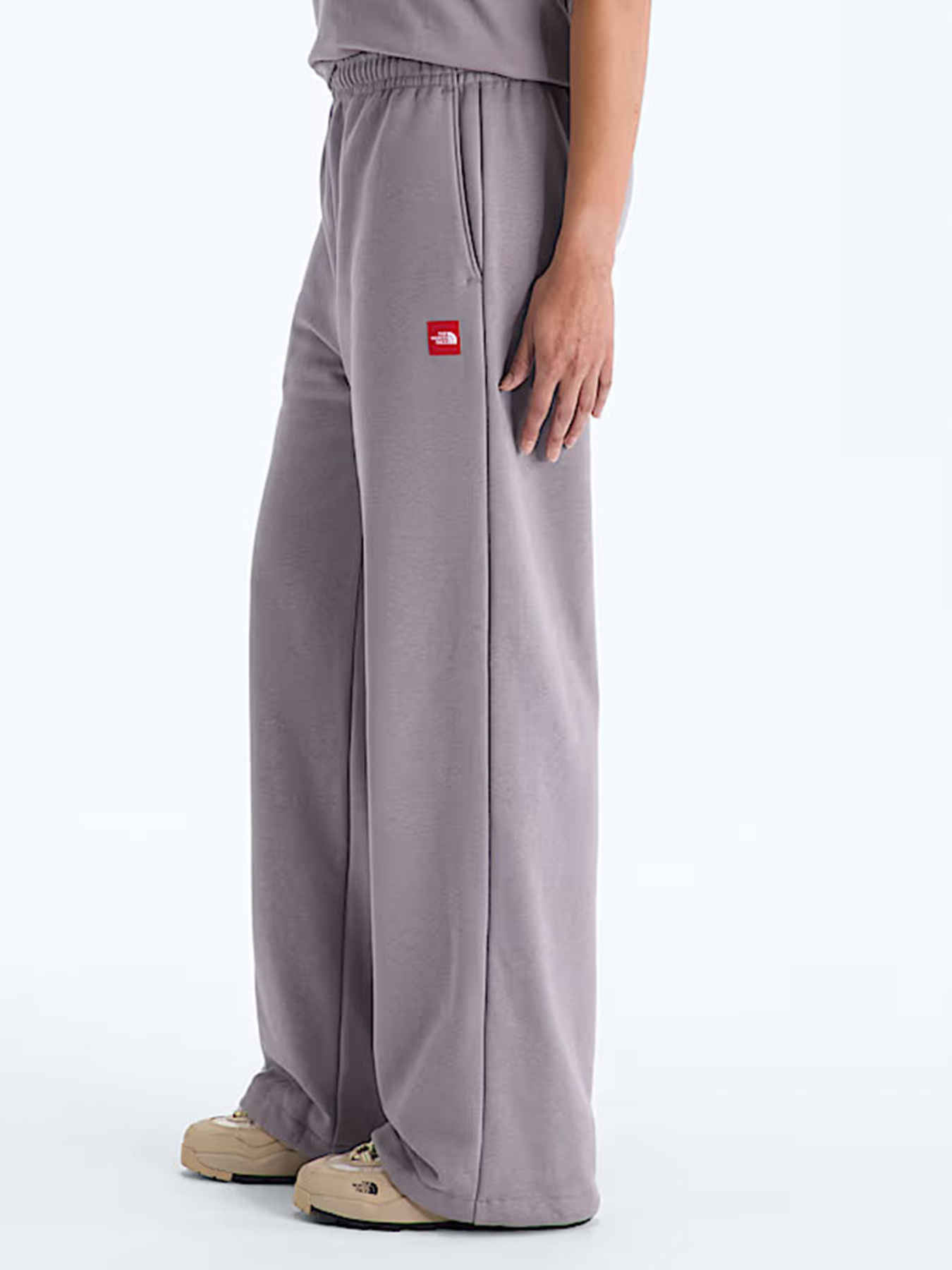 Джоггеры The North Face W TNF RED BOX SWEATPANTS модель NF0A8EG2G7O1 Джоггеры The North Face W TNF RED BOX SWEATPANTS модель NF0A8EG2G7O1 Фото