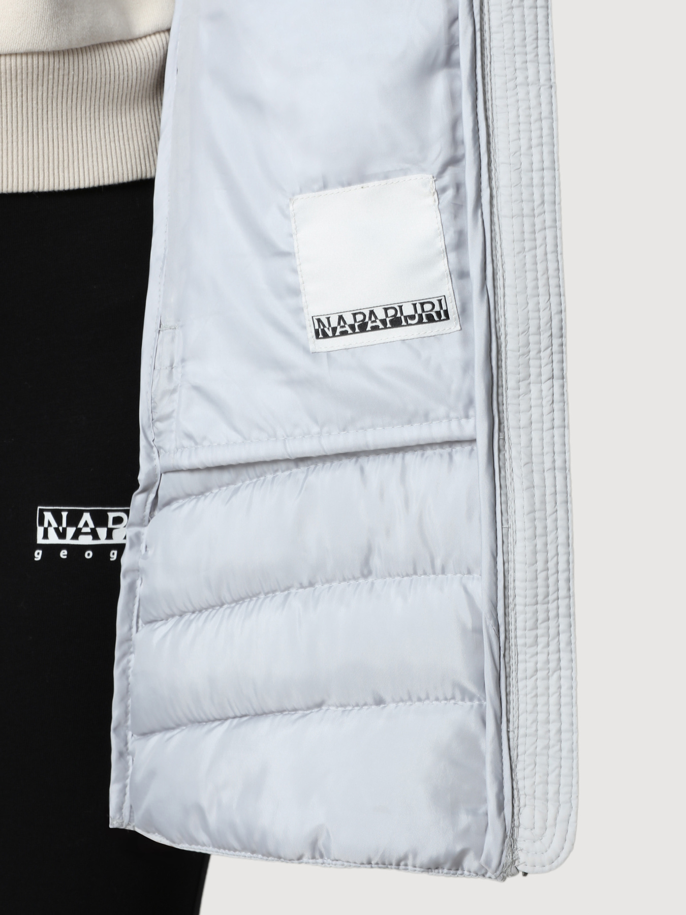 Зимова куртка Napapijri Aerons W L 1 модель NP0A4FS3H752 Зимова куртка Napapijri Aerons W L 1 модель NP0A4FS3H752 Фото