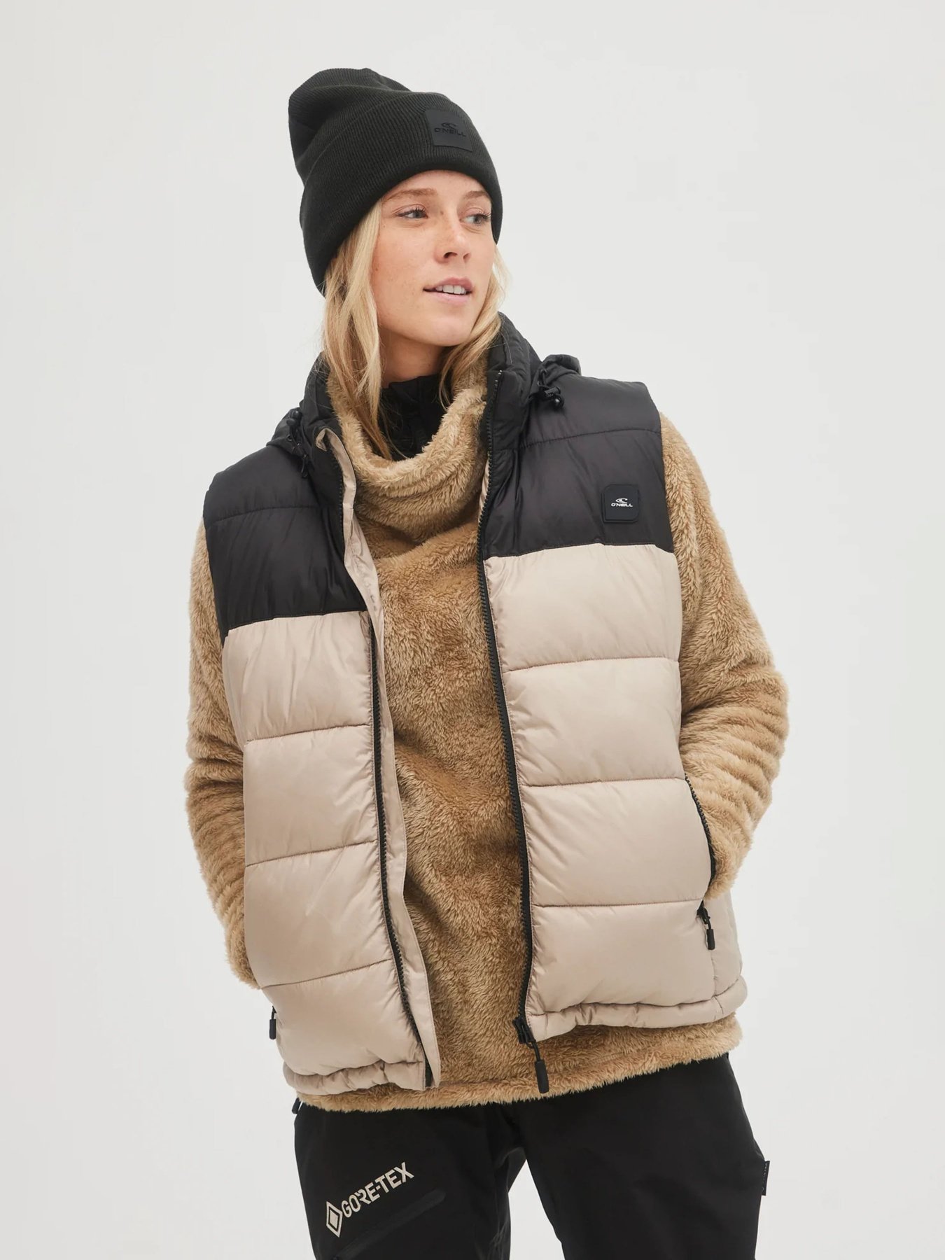 Утеплений жилет O'Neill модель 1500024_чорний з бежевим Фото