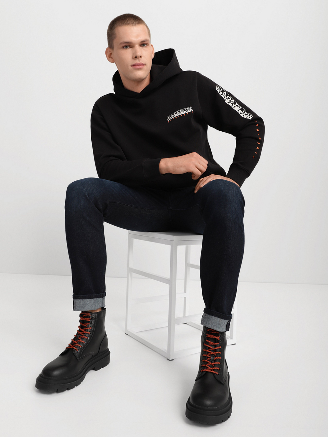 Ботинки Armani Exchange модель XUM005-XV500-00002 Фото