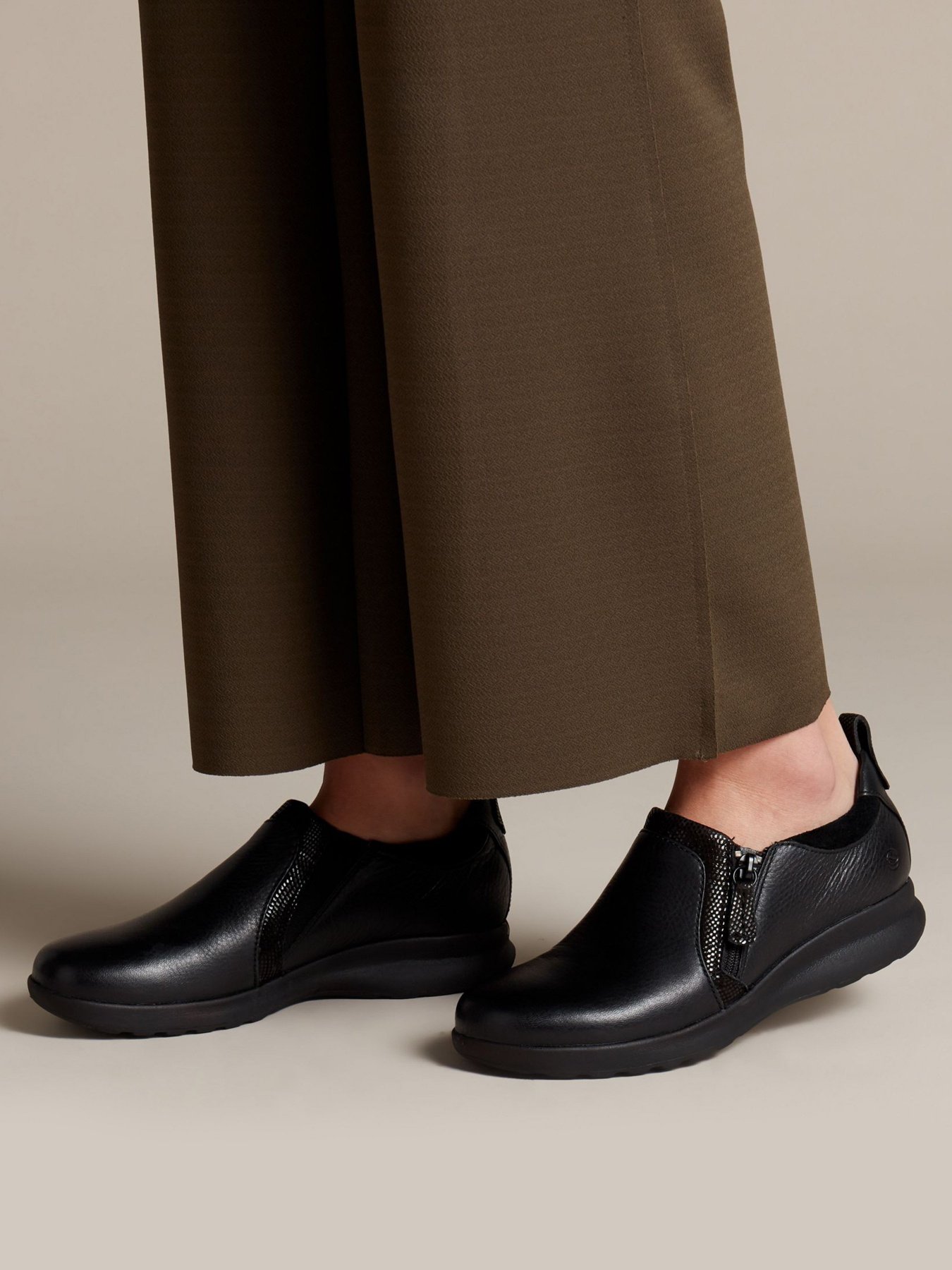 Напівчеревики Clarks Un Adorn Zip модель 26137017 Напівчеревики Clarks Un Adorn Zip модель 26137017 Фото