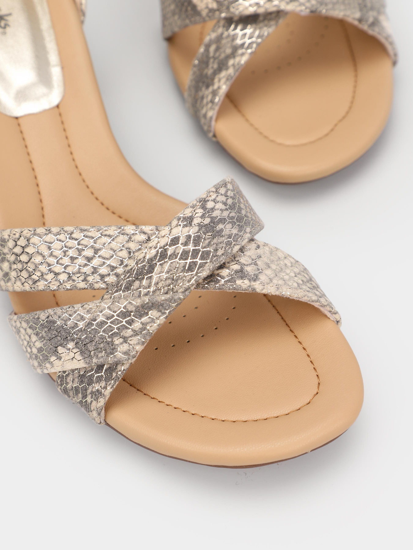 Босоніжки Clarks Desirae модель 26171174 Фото