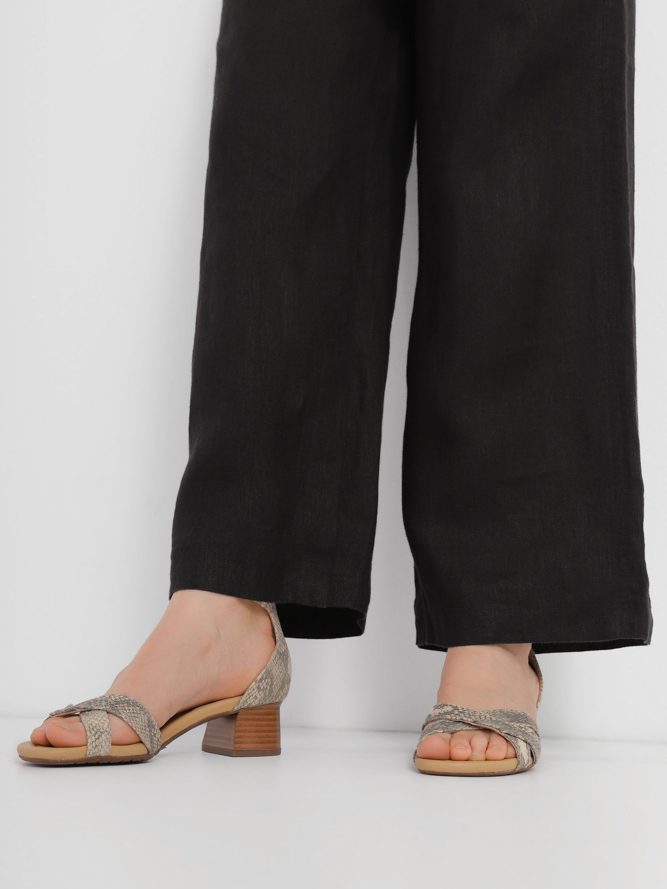 Босоніжки Clarks Desirae модель 26171174 Фото