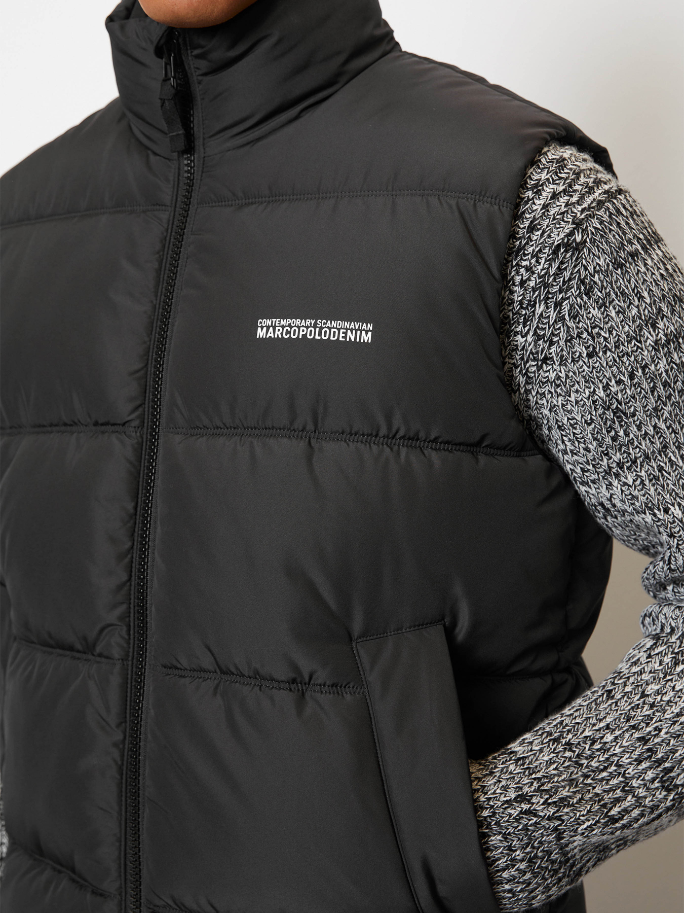 Утепленный жилет Marc O’Polo DENIM модель 369091072048-990 Утепленный жилет Marc O’Polo DENIM модель 369091072048-990 Фото