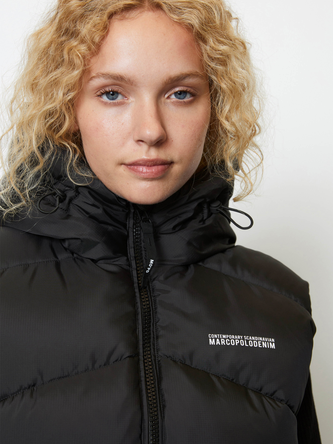 Утепленный жилет Marc O’Polo DENIM модель 348088172011-990 Утепленный жилет Marc O’Polo DENIM модель 348088172011-990 Фото