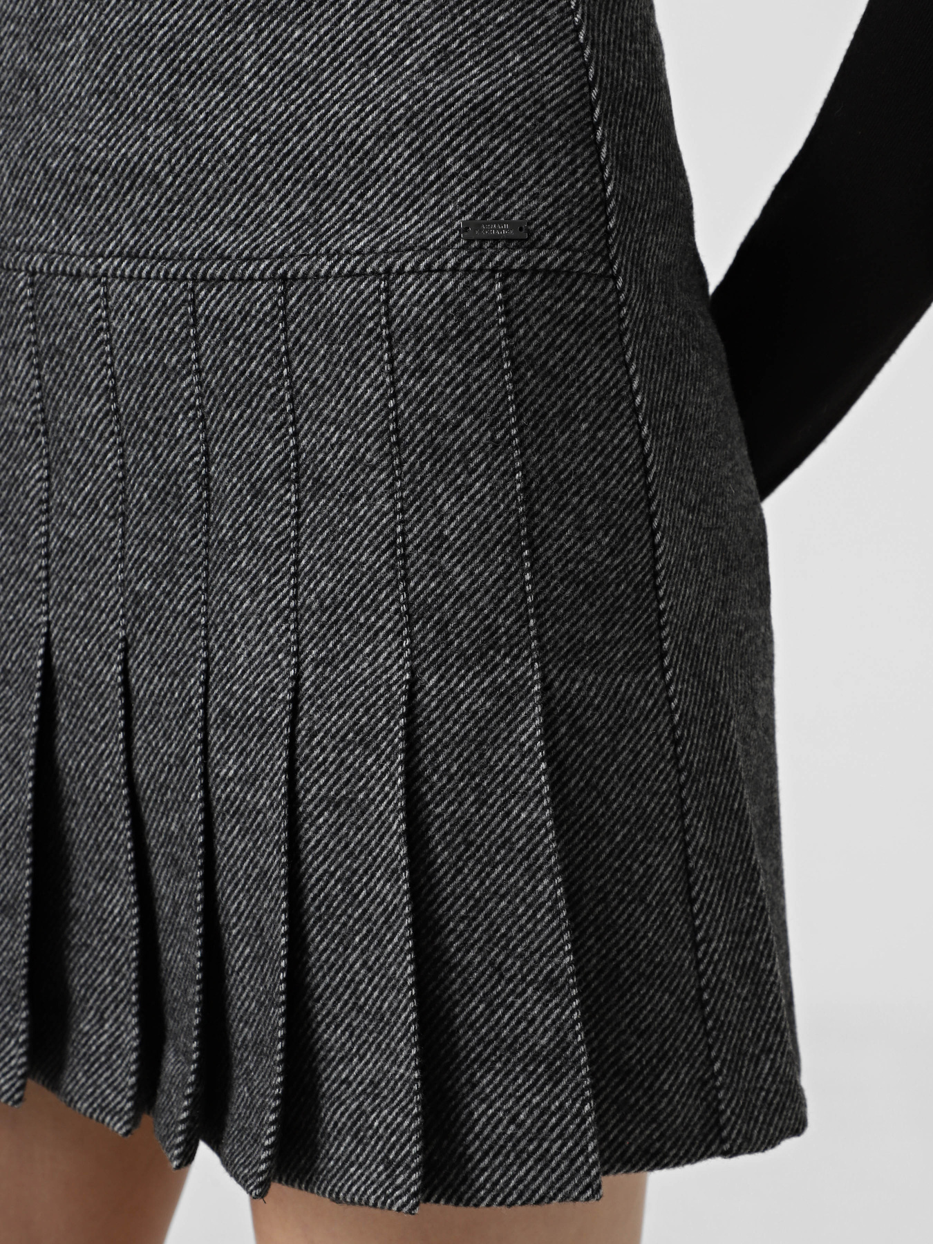 Юбка мини Armani Exchange модель XW000694-AF16146-M8049 Фото