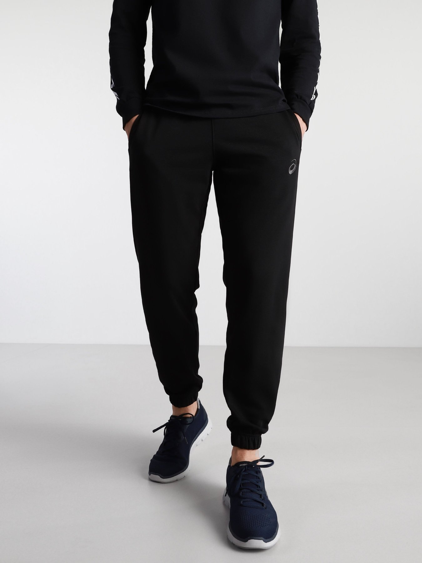 Штаны спортивные Asics Small Logo модель 2031A981-001 Фото