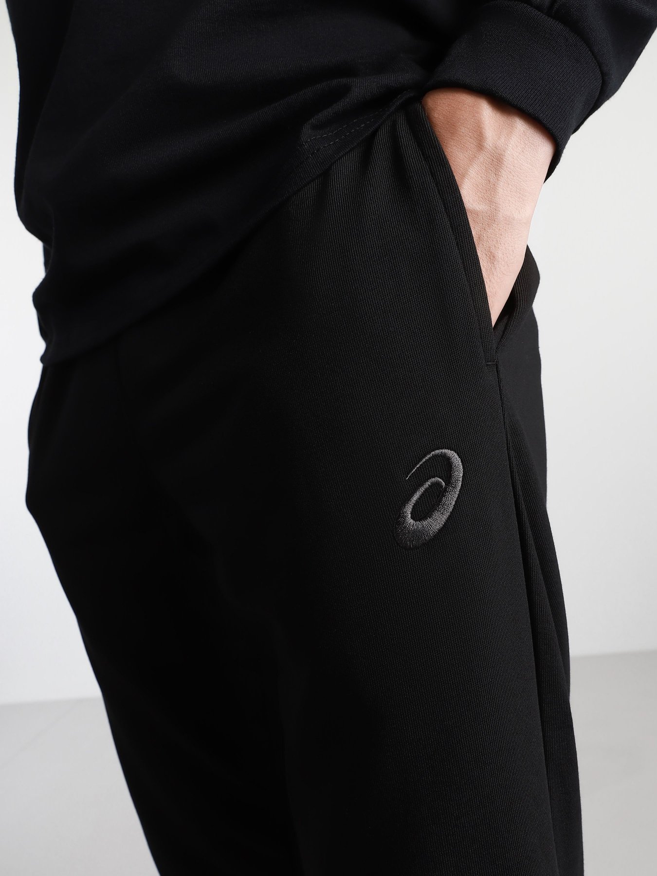 Штаны спортивные Asics Small Logo модель 2031A981-001 Фото