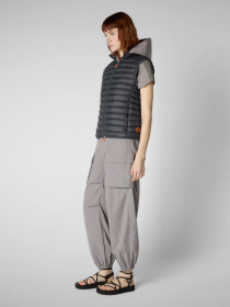 Утеплений жилет Save the duck Charlotte модель D88040W CHARLOTTE-GIGA20-10031 Утеплений жилет Save the duck Charlotte модель D88040W CHARLOTTE-GIGA20-10031 Фото