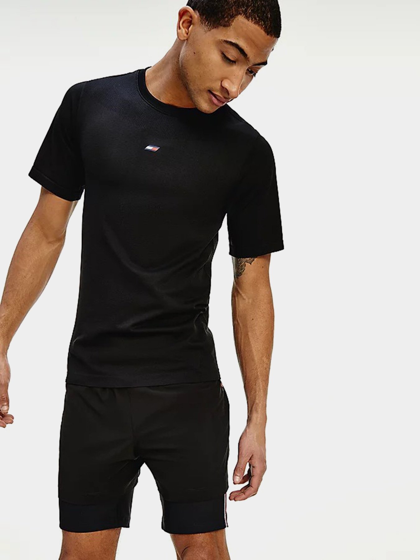 Футболки и поло Tommy Hilfiger модель MW0MW17232-BDS Футболки и поло Tommy Hilfiger модель MW0MW17232-BDS Фото