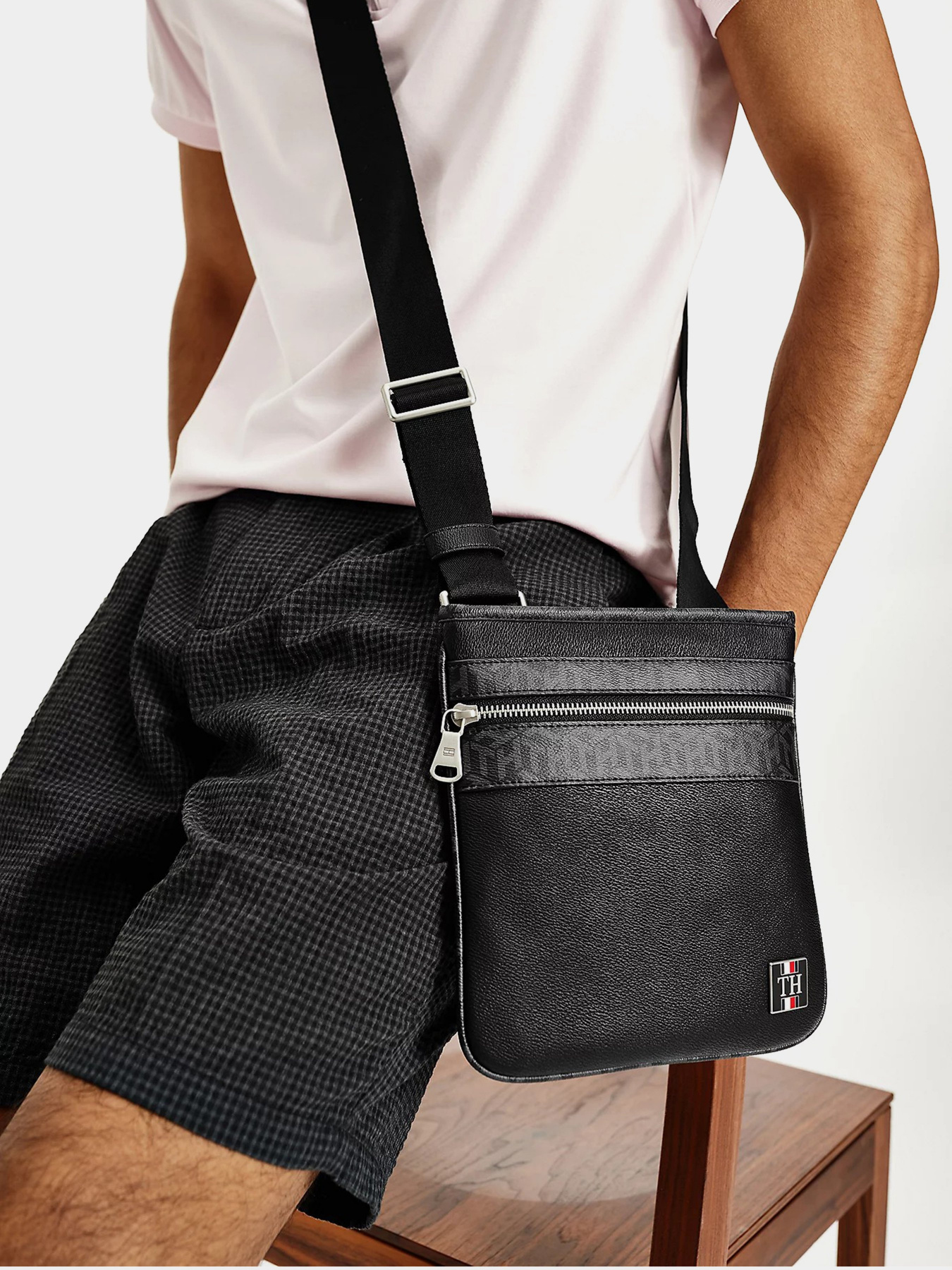 Мессенджер Tommy Hilfiger модель AM0AM07246-BDS Фото