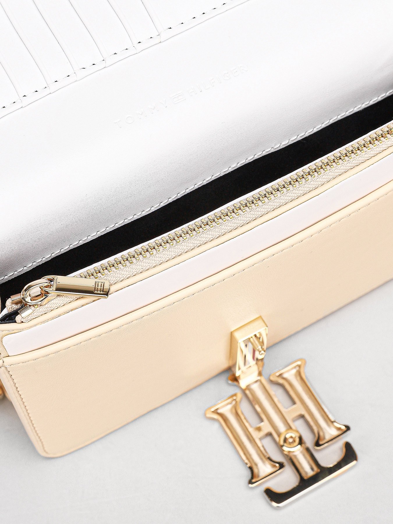 Кросс-боди Tommy Hilfiger модель AW0AW09654-ACK Фото