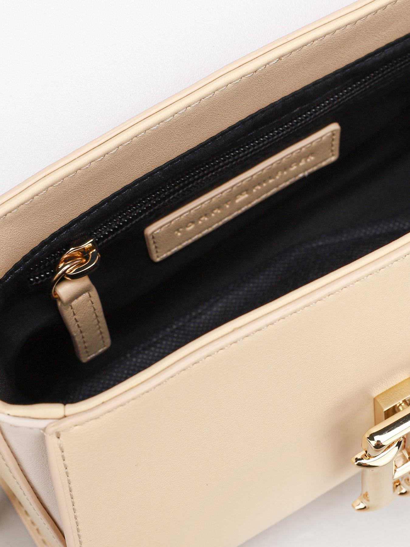 Кросс-боди Tommy Hilfiger модель AW0AW09655-ACK Фото