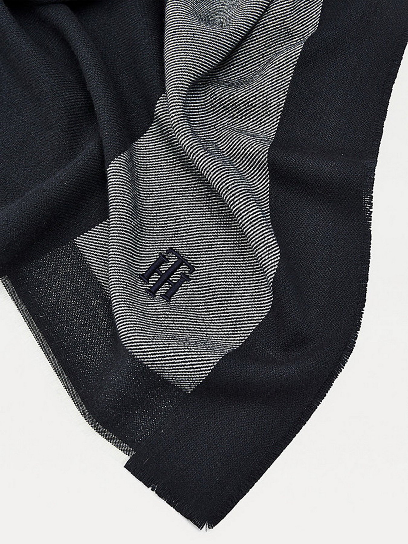 Шарф Tommy Hilfiger модель AW0AW10839-0GY Фото