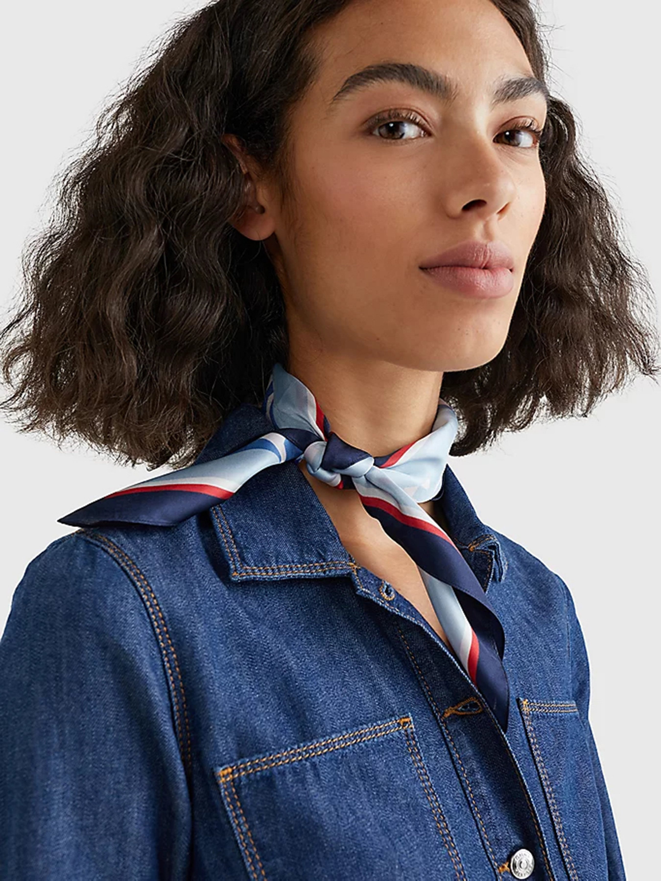 Платок Tommy Hilfiger модель AW0AW12174-0GZ Фото