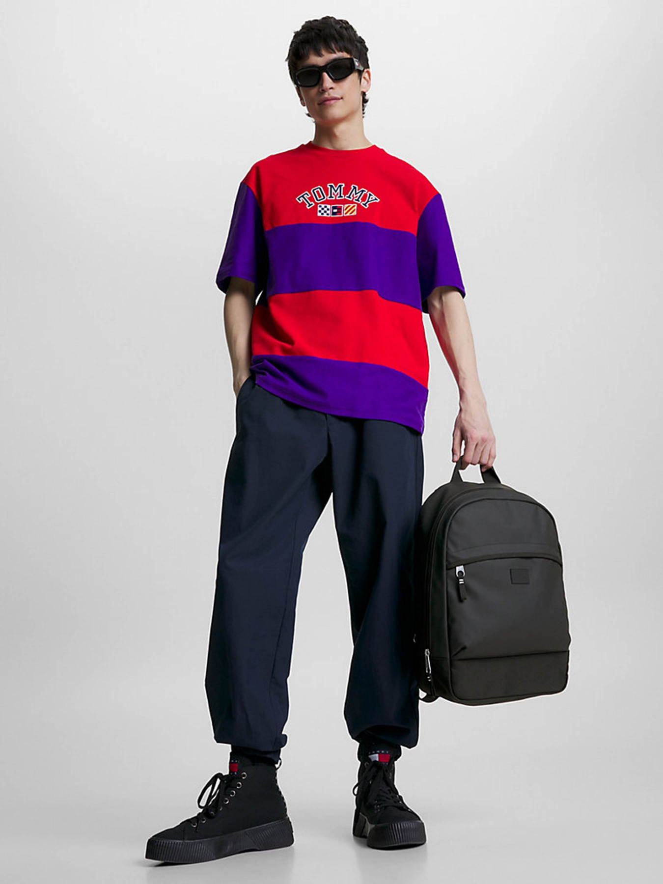 Повседневный рюкзак Tommy Hilfiger COLOUR-BLOCKED DOME модель AM0AM11168-BDS Повседневный рюкзак Tommy Hilfiger COLOUR-BLOCKED DOME модель AM0AM11168-BDS Фото