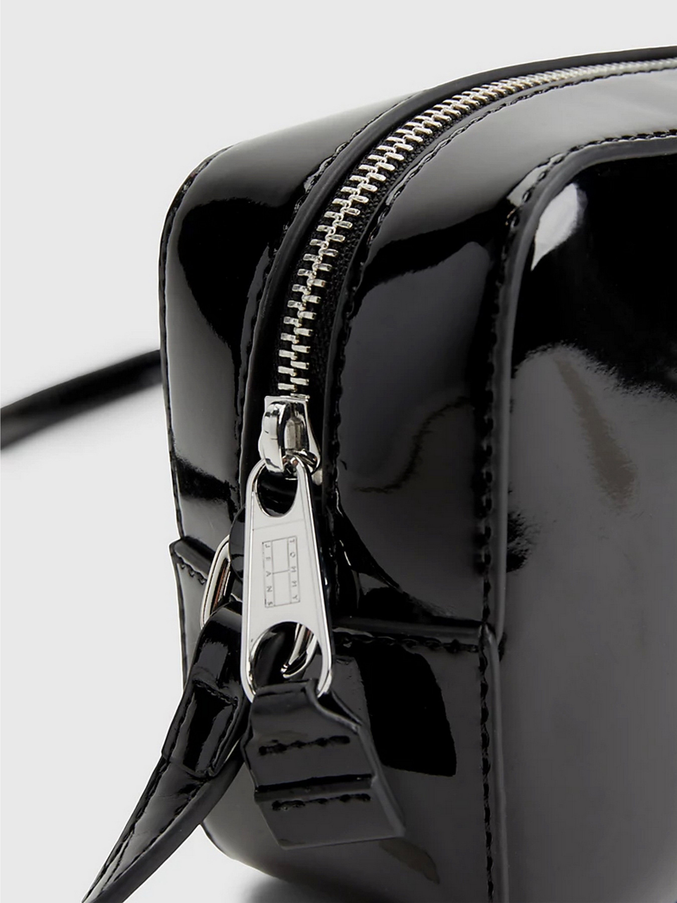 Крос-боді Tommy Hilfiger PATENT FINISH CROSSOVER CAMERA модель AW0AW14955-BDS Фото