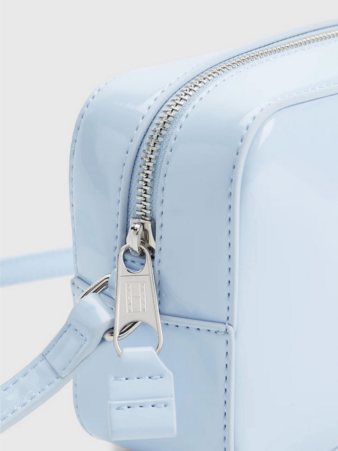 Кросс-боди Tommy Hilfiger PATENT FINISH CROSSOVER CAMERA модель AW0AW14955-C1Q Фото