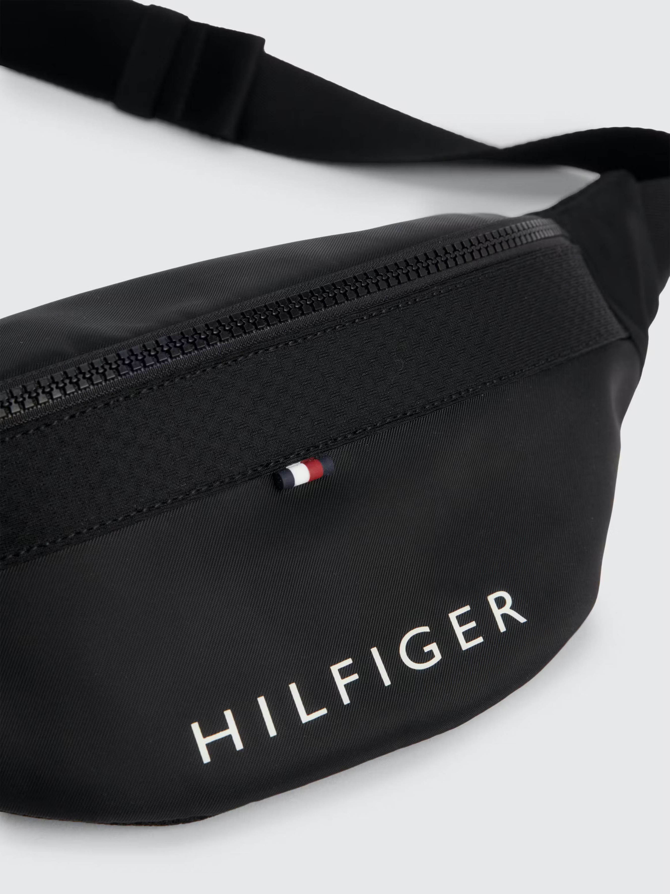 Поясная сумка Tommy Hilfiger LOGO RECYCLED BUM модель AM0AM11318-BDS Фото
