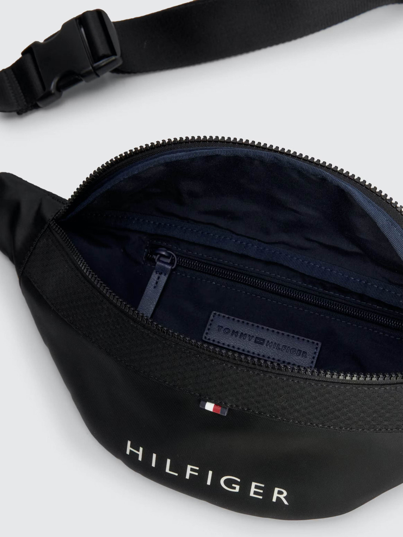 Поясная сумка Tommy Hilfiger LOGO RECYCLED BUM модель AM0AM11318-BDS Фото