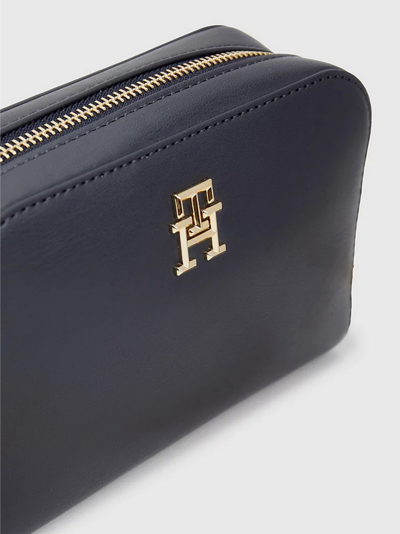 Кросс-боди Tommy Hilfiger Feminne модель AW0AW14871-DW6 Фото