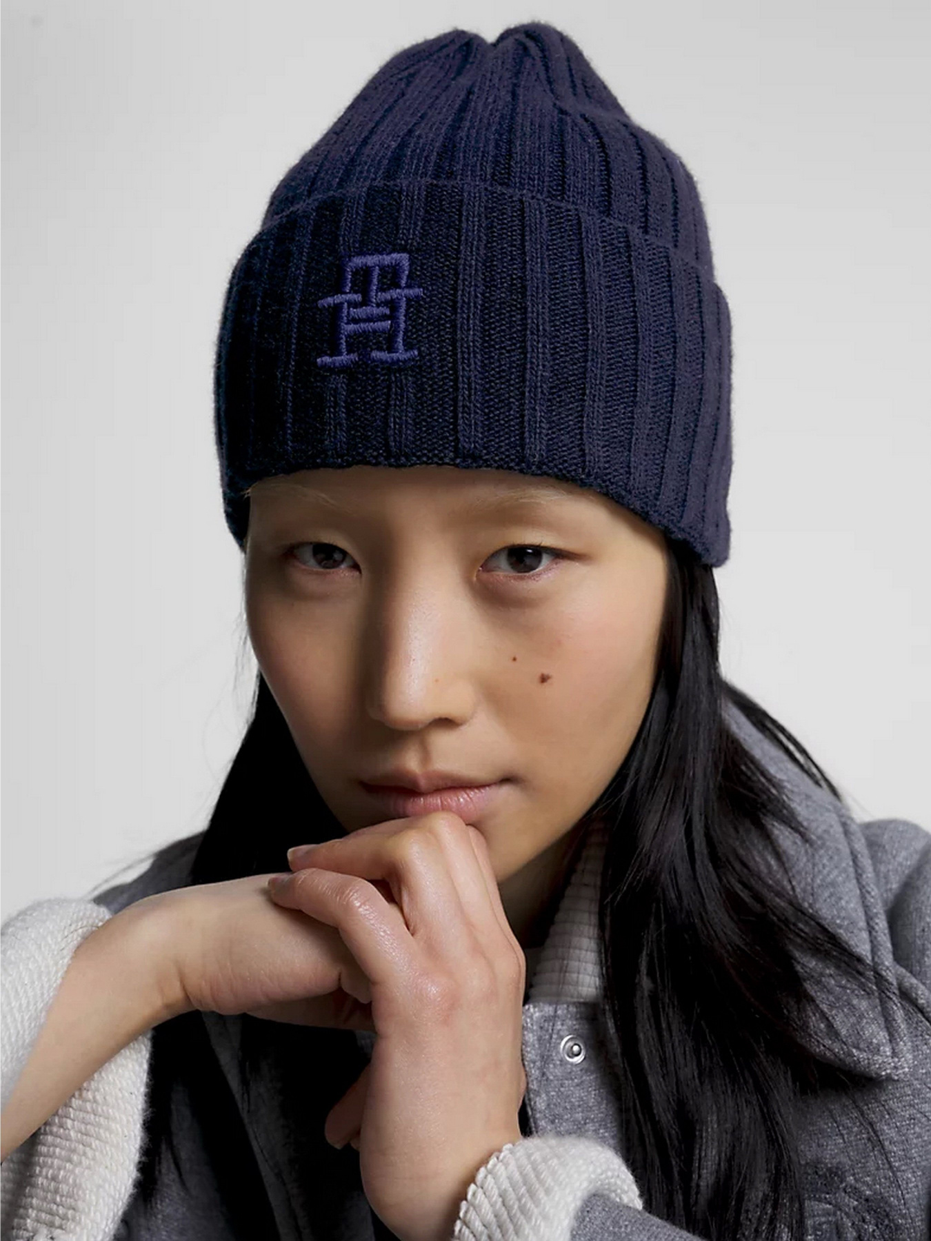 Шапка Tommy Hilfiger ICONIC MONOGRAM EMBROIDERY BEANIE модель AW0AW15153-DW6 Фото