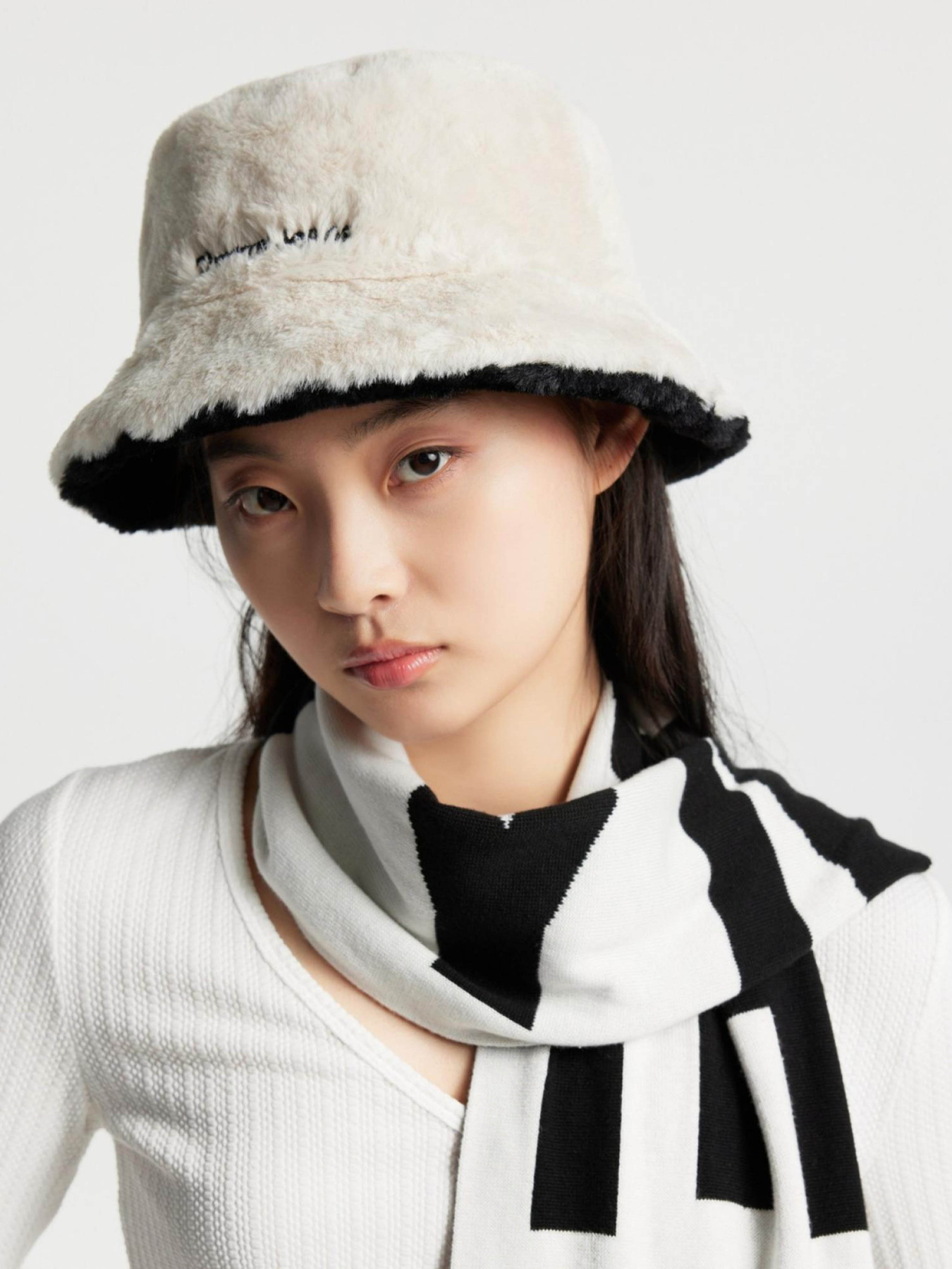 Панама Tommy Hilfiger Tjw Fuzzy Rev. Bucket Hat модель AW0AW15459-0GM Фото