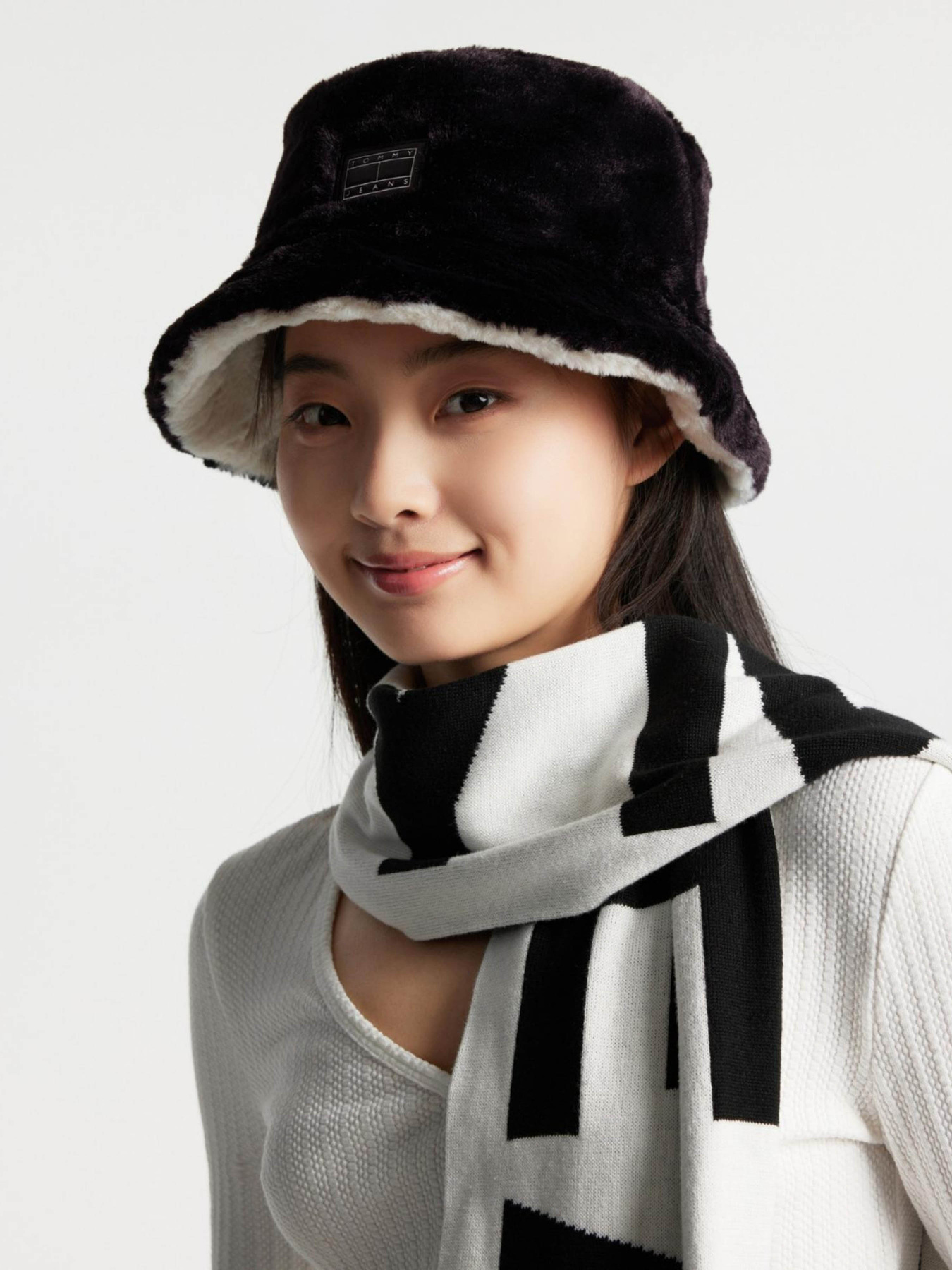 Панама Tommy Hilfiger Tjw Fuzzy Rev. Bucket Hat модель AW0AW15459-0GM Фото