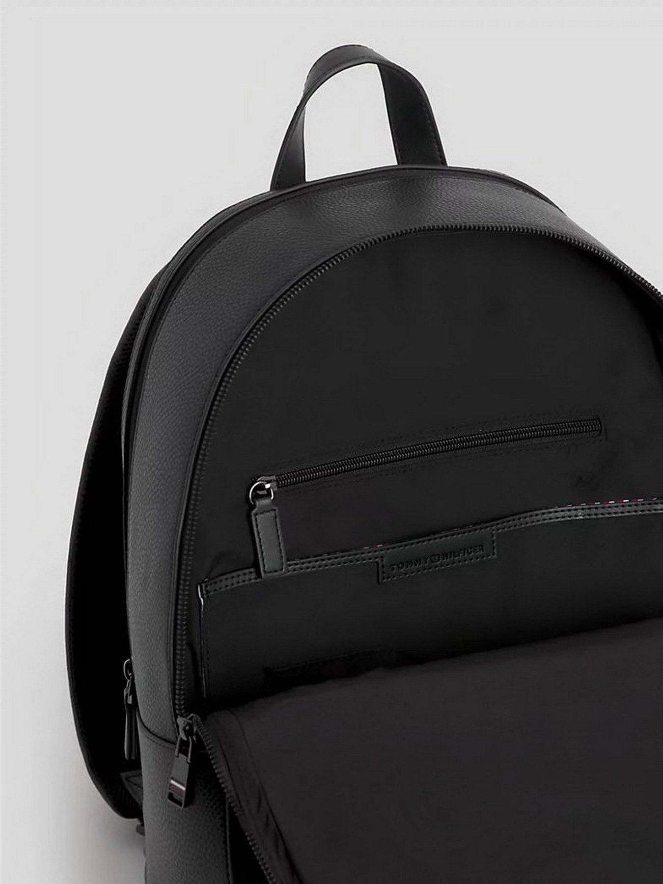 Повсякденний рюкзак Tommy Hilfiger Central модель AM0AM11538-BDS Повсякденний рюкзак Tommy Hilfiger Central модель AM0AM11538-BDS Фото