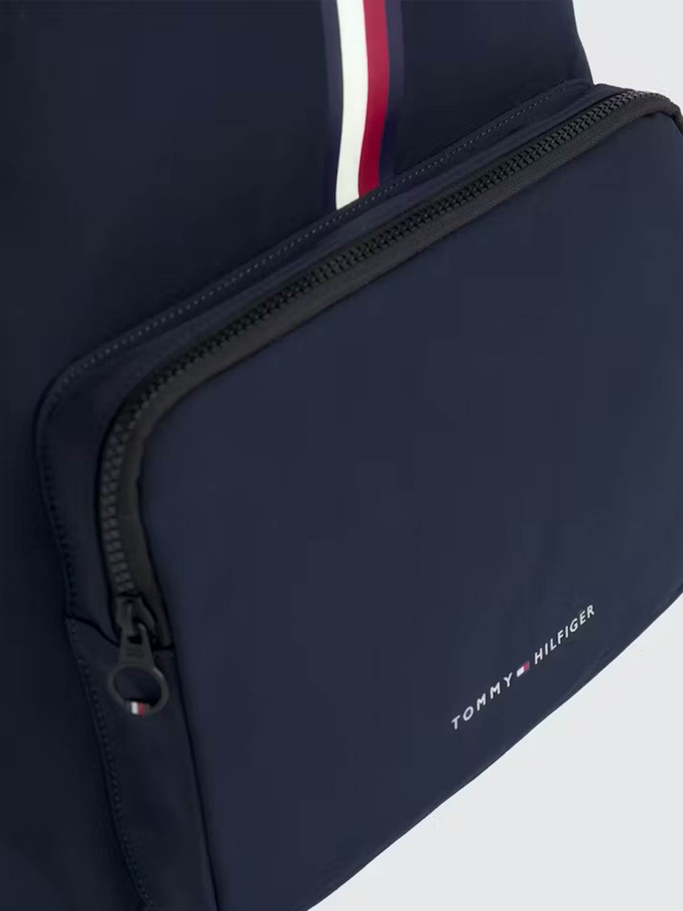 Рюкзаки Tommy Hilfiger Skyline Stripe модель AM0AM12088-DW6 Рюкзаки Tommy Hilfiger Skyline Stripe модель AM0AM12088-DW6 Фото