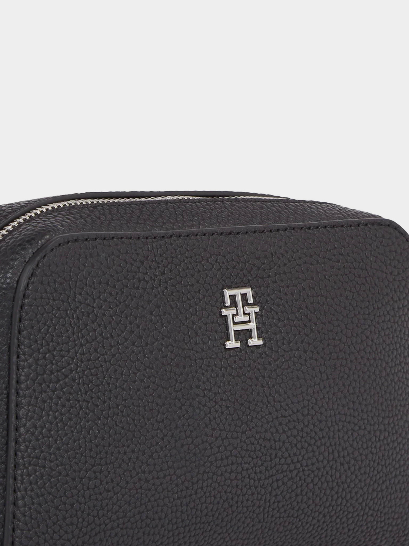 Кросс-боди Tommy Hilfiger Th Emblem Crossover модель AW0AW15216-BDS Фото