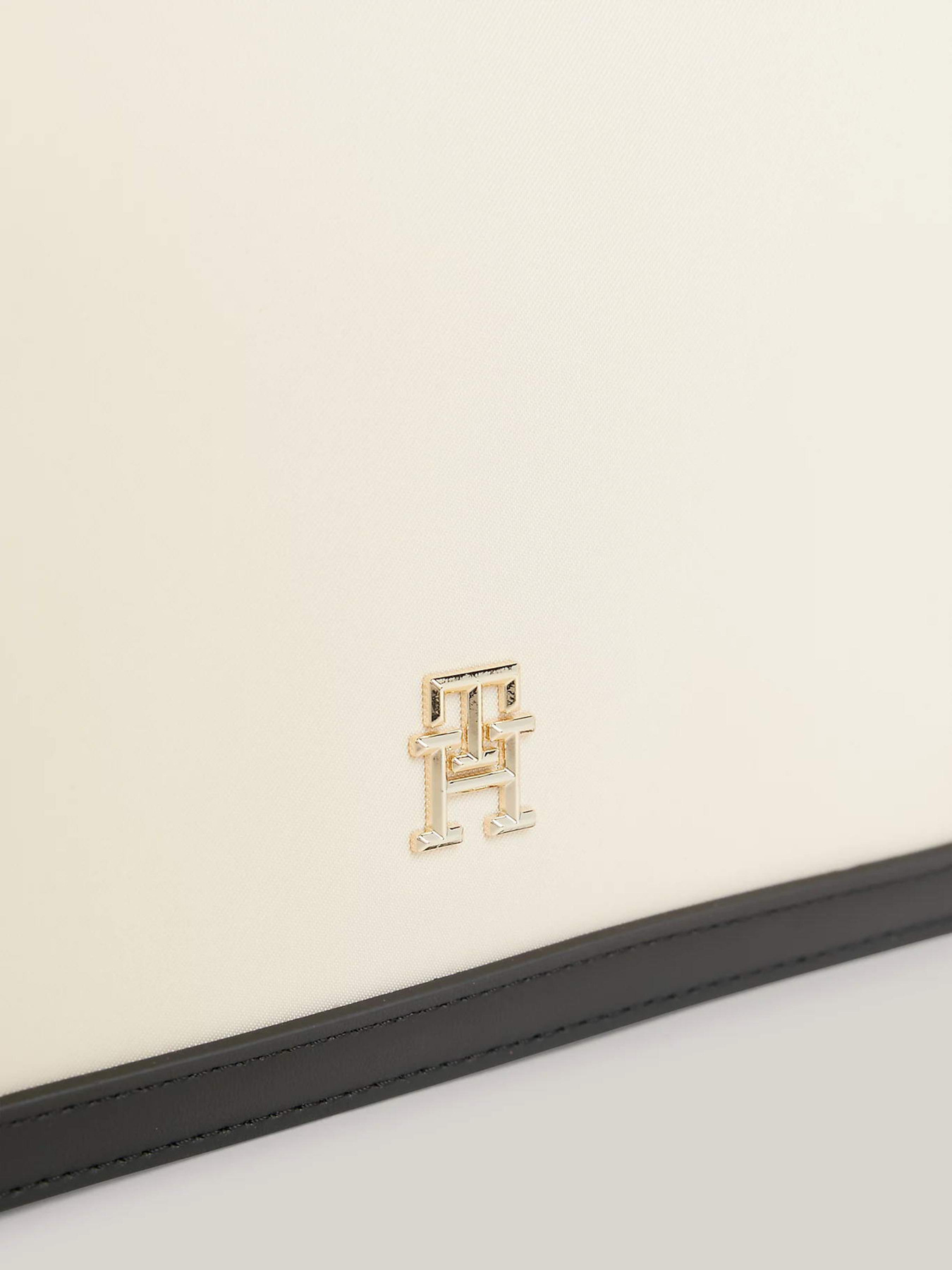 Крос-боді Tommy Hilfiger модель AW0AW15709-0F4 Фото