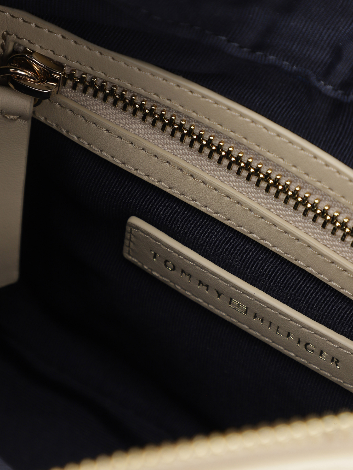 Хобо Tommy Hilfiger модель AW0AW16073-0K4 Фото