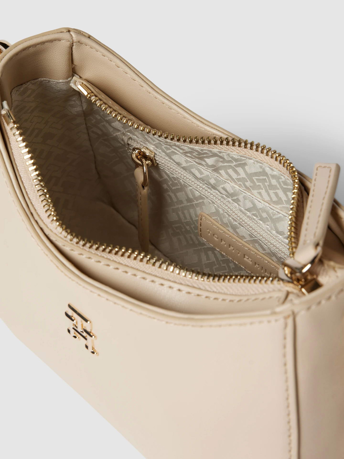 Хобо Tommy Hilfiger модель AW0AW16079-AES Фото