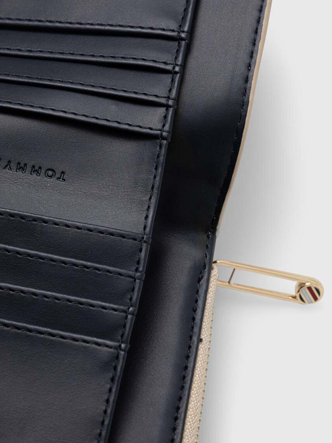 Кошелек Tommy Hilfiger модель AW0AW15748-AES Фото