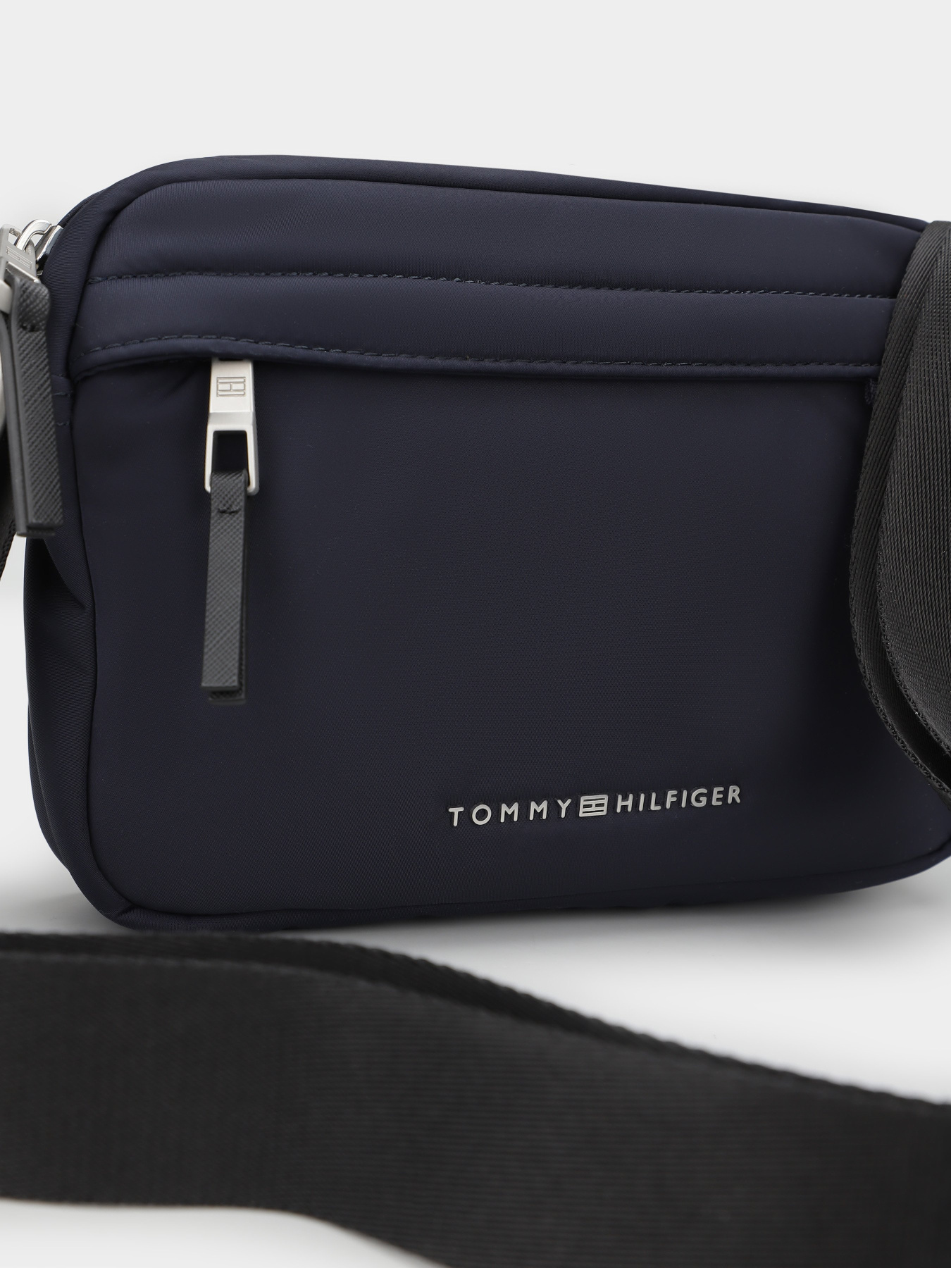 Мессенджер Tommy Hilfiger модель AM0AM12575-DW6 Мессенджер Tommy Hilfiger модель AM0AM12575-DW6 Фото