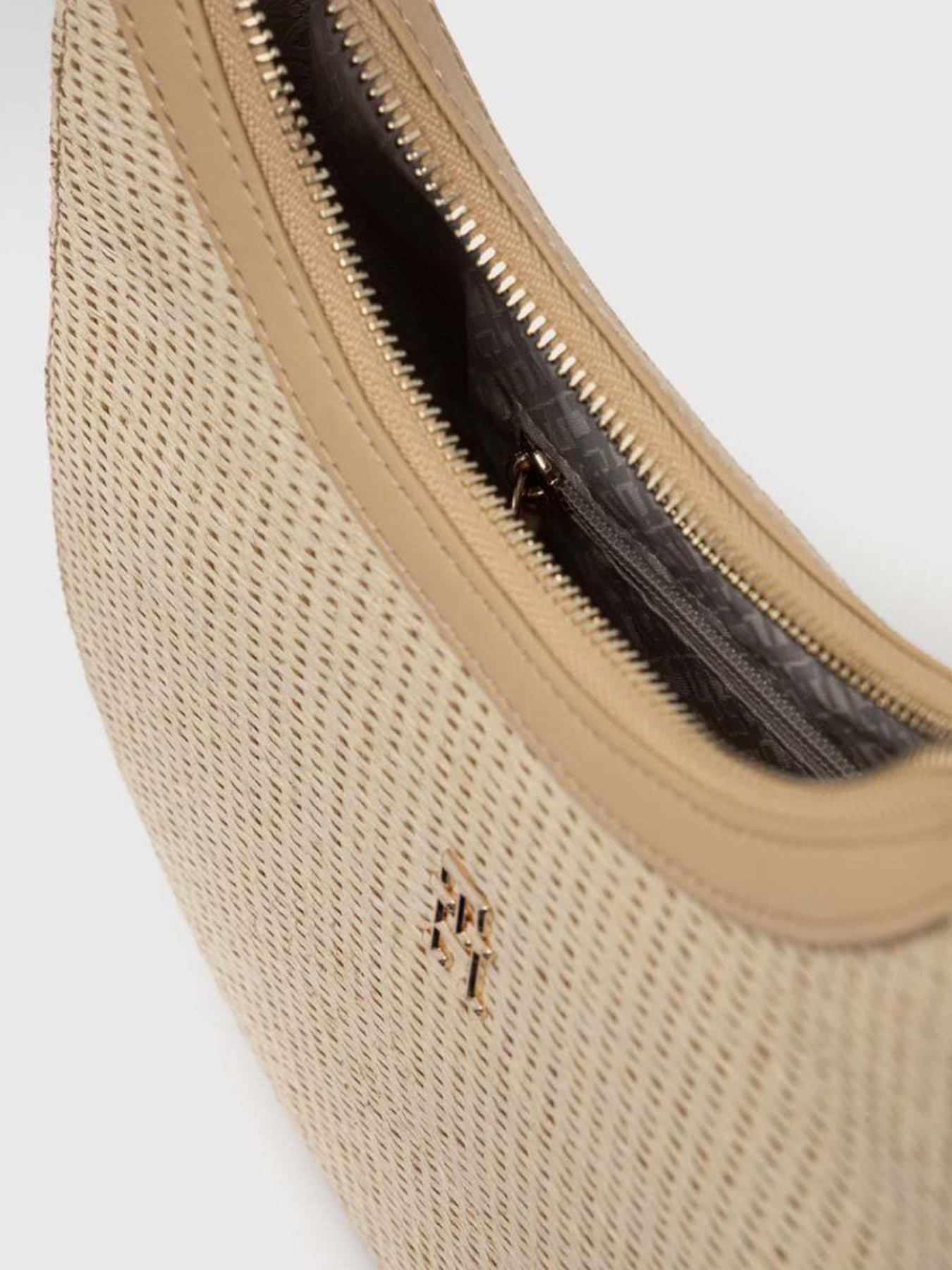 Хобо Tommy Hilfiger модель AW0AW16153-0F5 Фото