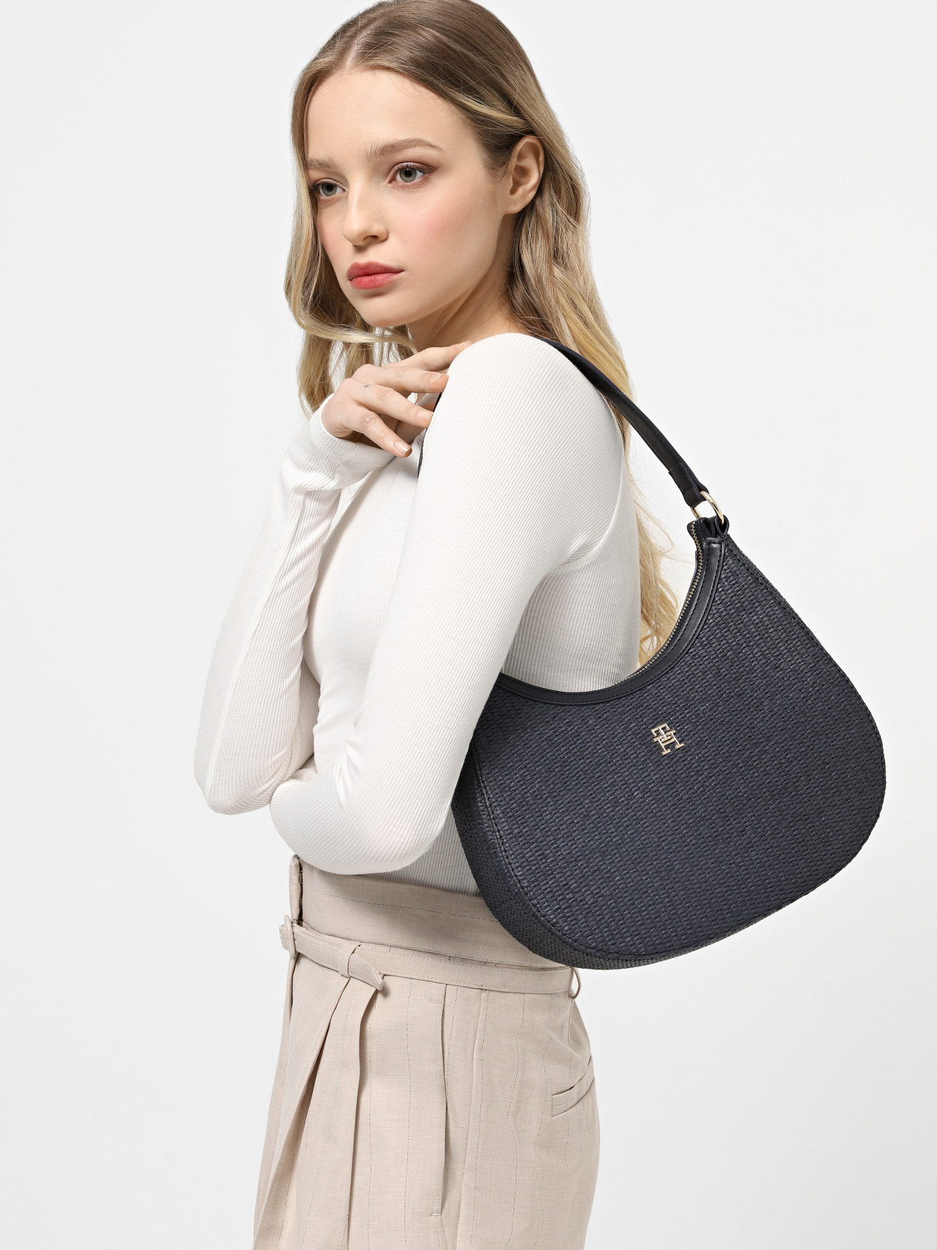 Хобо Tommy Hilfiger модель AW0AW17003-DW6 Хобо Tommy Hilfiger модель AW0AW17003-DW6 Фото