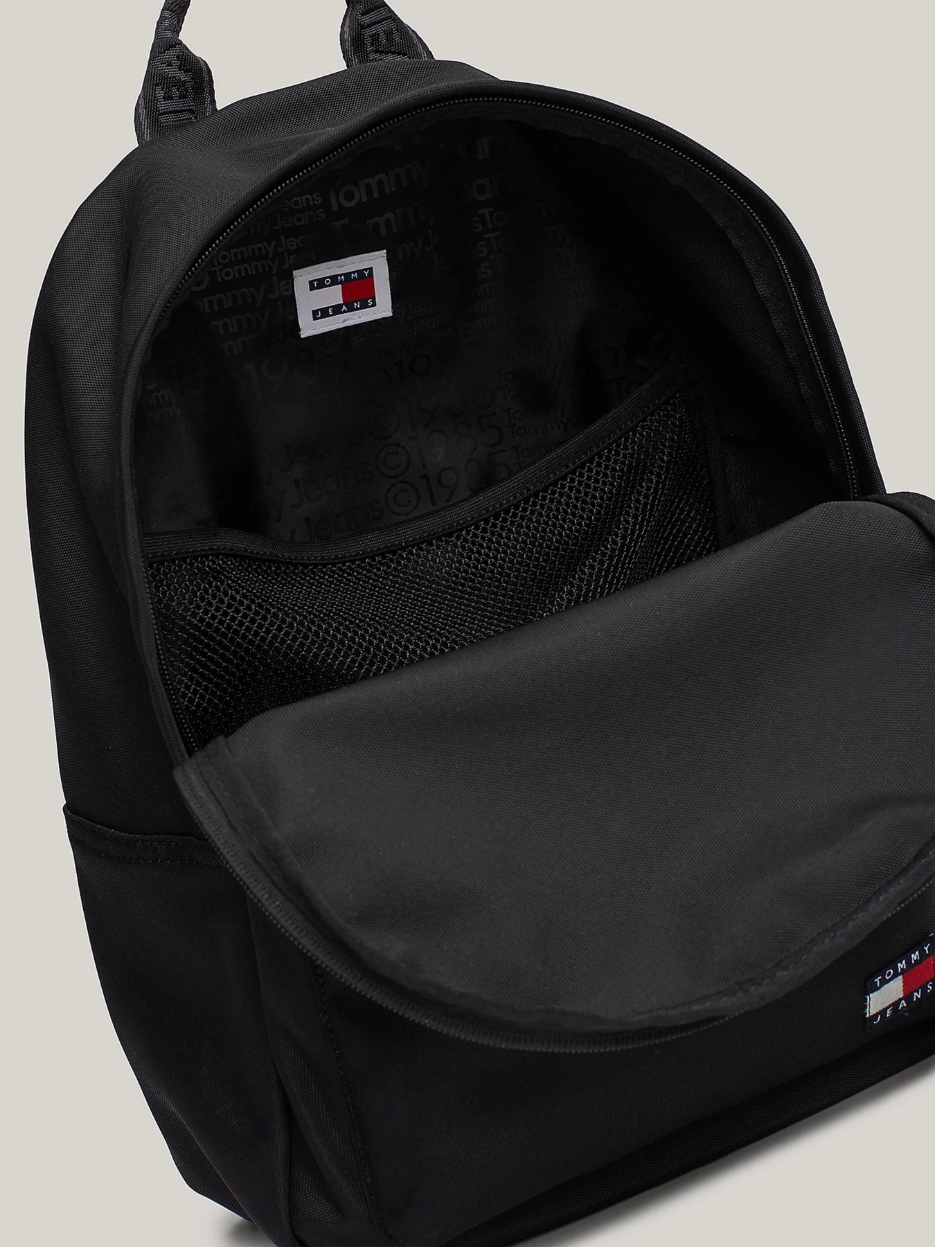 Повсякденний рюкзак Tommy Hilfiger модель AW0AW16272-BDS Фото