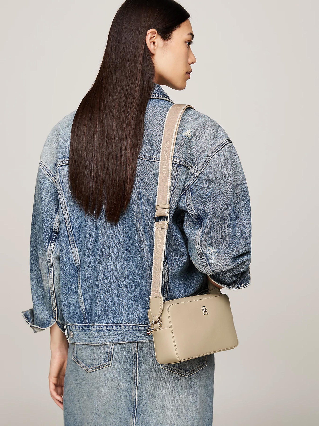 Кросс-боди Tommy Hilfiger модель AW0AW16439-AEG Фото