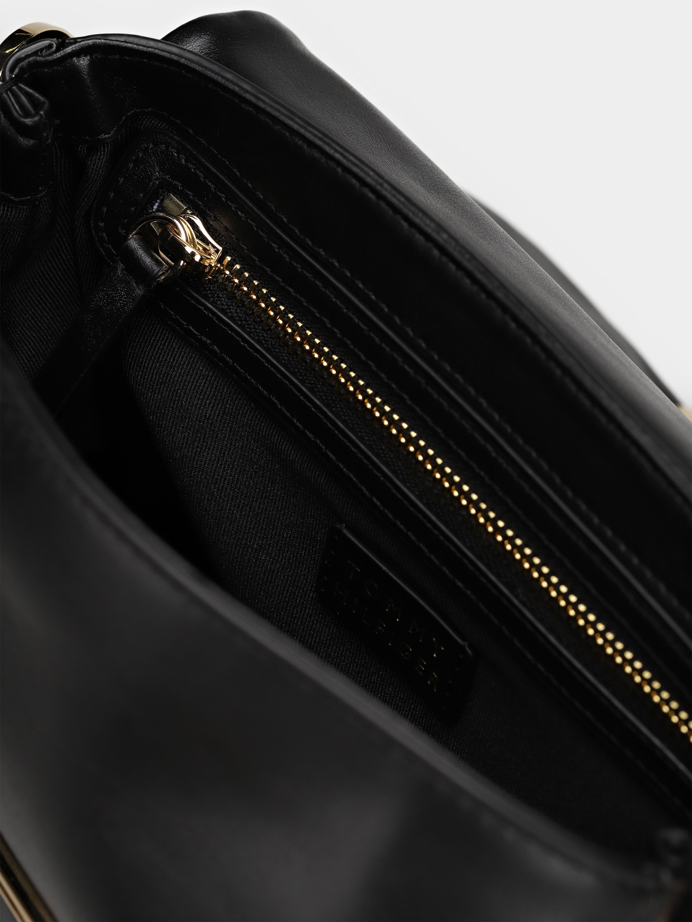 Кросс-боди Tommy Hilfiger модель AW0AW16443-BDS Фото