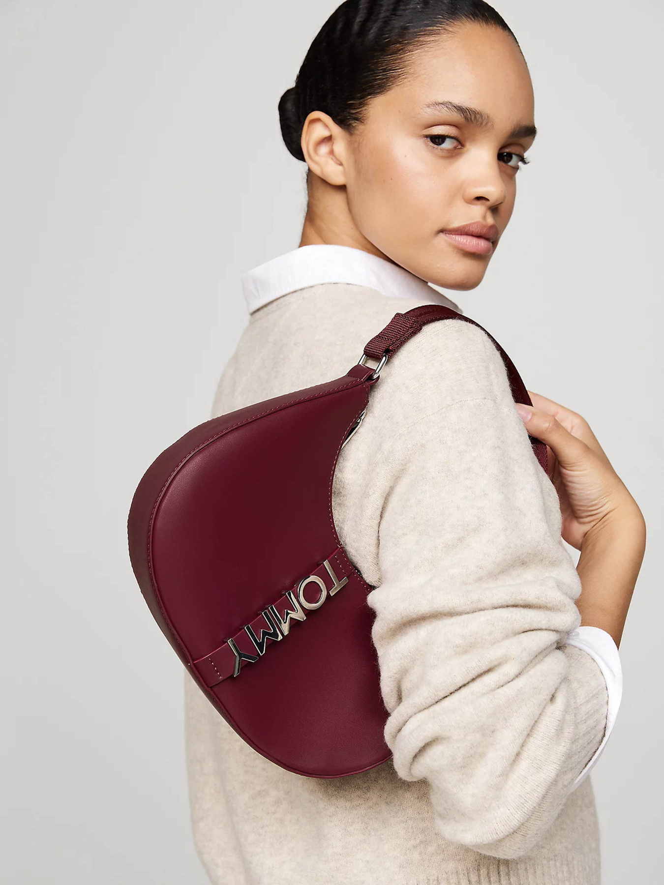 Хобо Tommy Hilfiger модель AW0AW16510-VLP Фото