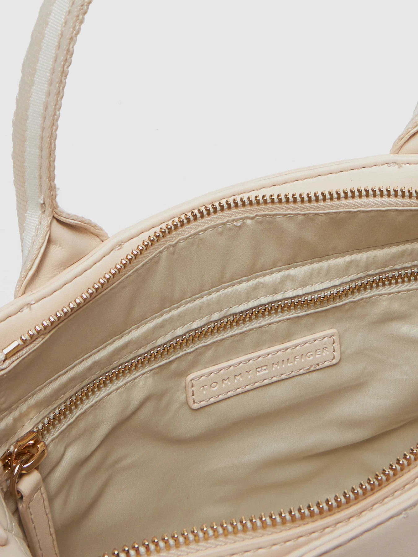 Сумка Tommy Hilfiger модель AW0AW17201-AA8 Фото