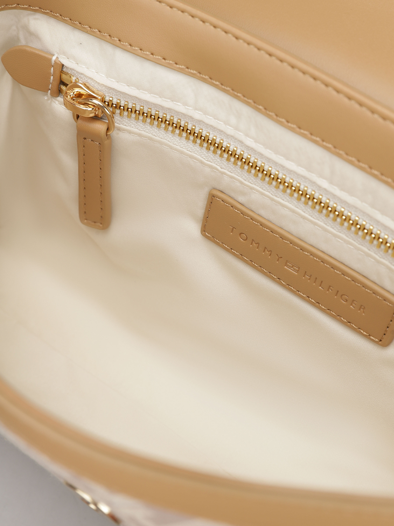 Крос-боді Tommy Hilfiger модель AW0AW17608-0I1 Фото