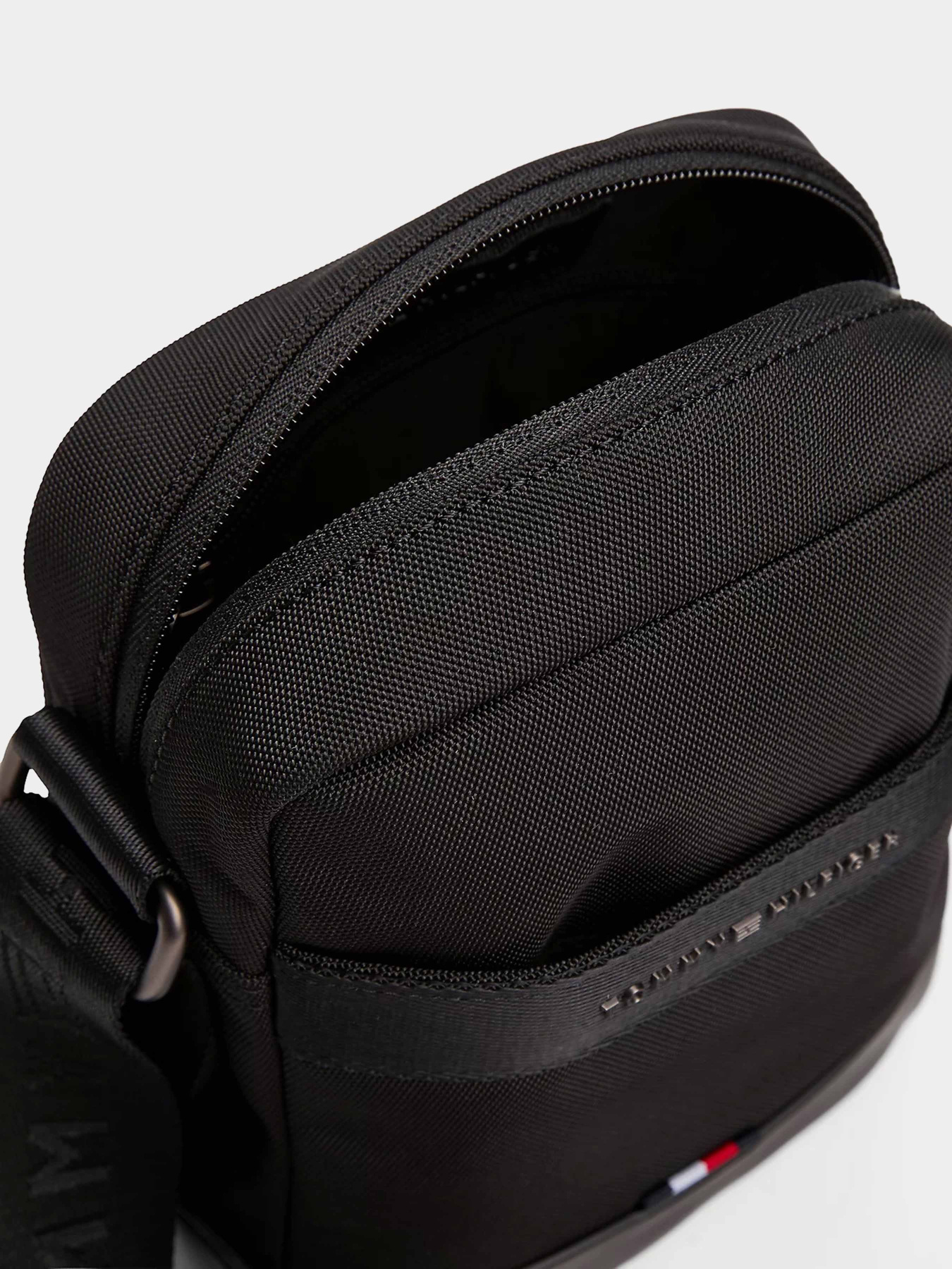 Мессенджер Tommy Hilfiger модель AM0AM13472-BDS Фото