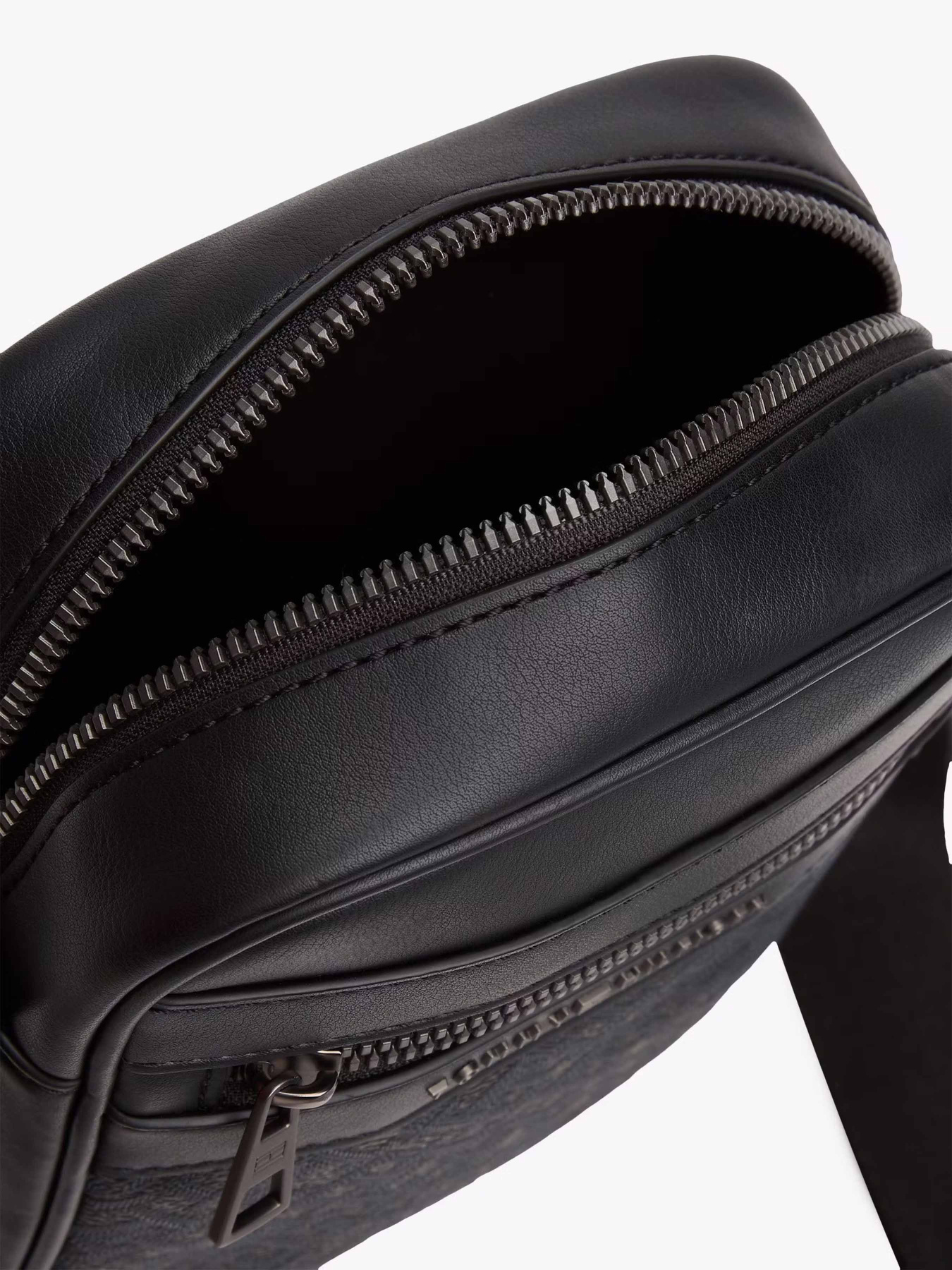 Мессенджер Tommy Hilfiger модель AM0AM13493-BDS Фото