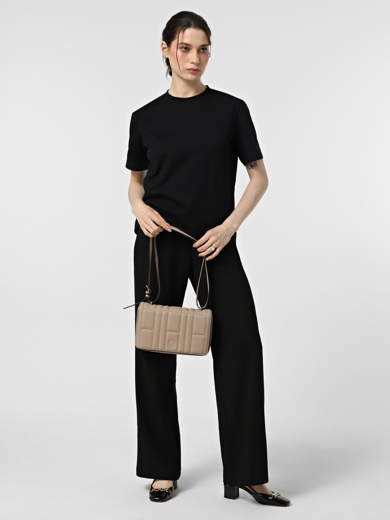 Кросс-боди Tommy Hilfiger модель AW0AW17454-AFE Фото